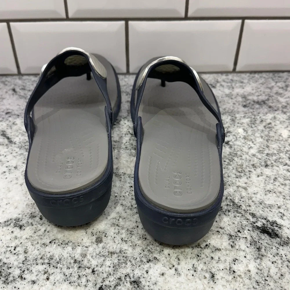 Crocs Women 10 Sanrah Hammered Circle Wedge Flip Flops Navy Grey Metallic Boho
